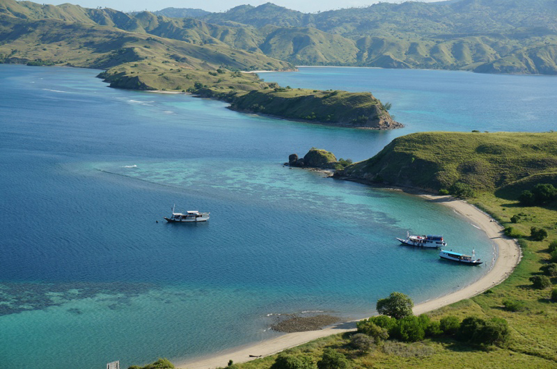 1 DAY SNORKELING TRIP BY PRIVATE LOCAL WOODEN BOAT